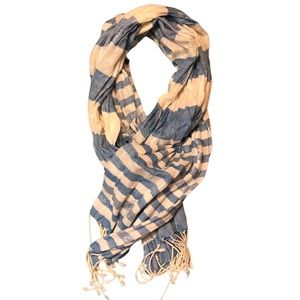 Scarf with stripes